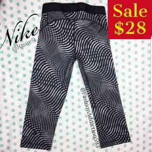 Nike Pro Cool Training Crop Victory Graphi…